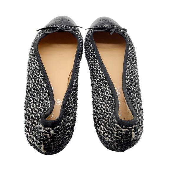 CHANEL BLACK / WHITE CC LOGO LEATHER CAP TOE TWEED BALLET FLATS WITH BOW DETAIL - Picture 6 of 10
